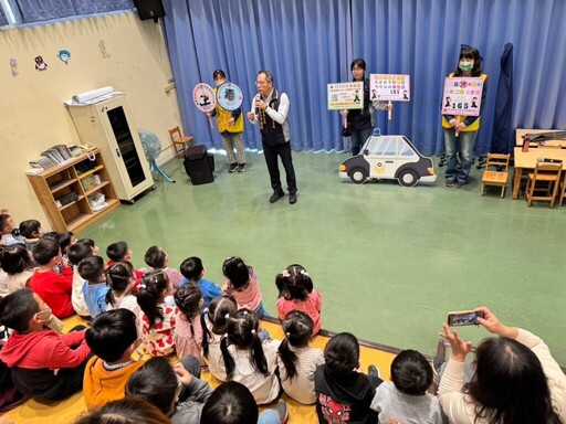 里警攜手里港鄉立幼兒園活動 進行反詐反毒及交通安全宣導