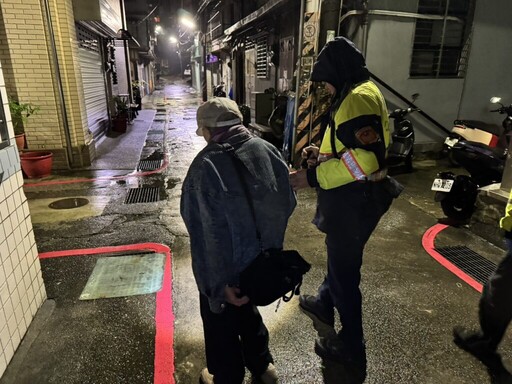 驟雨嚴寒老翁街上失足跌倒 暖警熱心助載返家