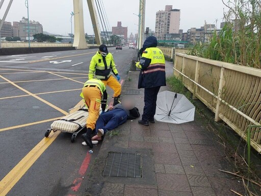 男子突感不適路倒 暖警趕赴助送醫