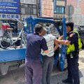 八旬失智老翁騎鐵馬外出卻忘回家路 潮暖警協助借貨車載返家