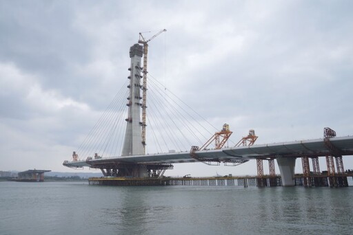 立委視察「淡江大橋」橋面板閉合 新北交通重大里程碑達成