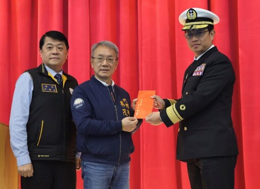 林茂盛慰問敦睦遠航艦隊 宜蘭軍服站陪同贈加菜金