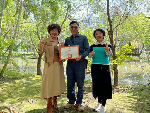 南瓜達人打造生態蓮花池 板橋榮家舊池煥然一新