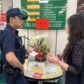 婦人遇假投資真詐財 育才警阻詐五十萬元