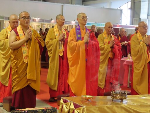 國際佛誕文化節 林耀長浴佛祈求市政推動順利