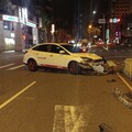 深夜駕車自撞中央分隔島 文昌警巡邏發現施以援手