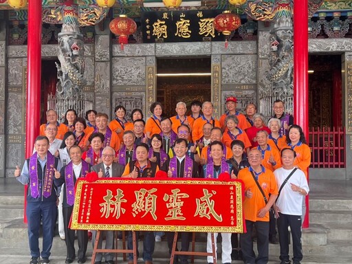 感謝奉獻照顧地方 林耀長贈匾福山巖顯應廟「威靈顯赫」