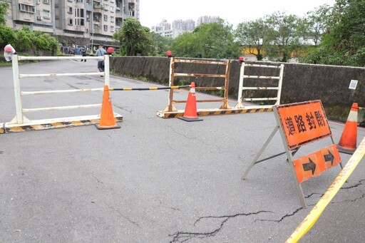 汐止伯爵街路面塌陷封路 新北全力搶修復建