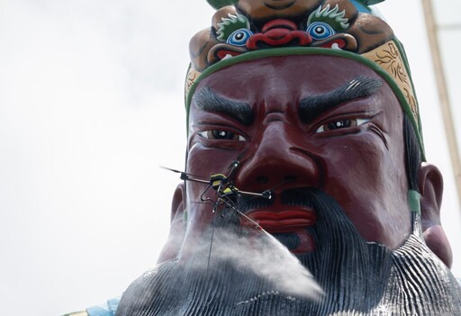 畢業馬拉松真「馬」上陣!竹市普天宮首創AI無人機清洗關聖帝君神像
