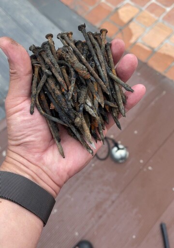 台中大安海域鐵釘滿布 遊客戲水慘濺血