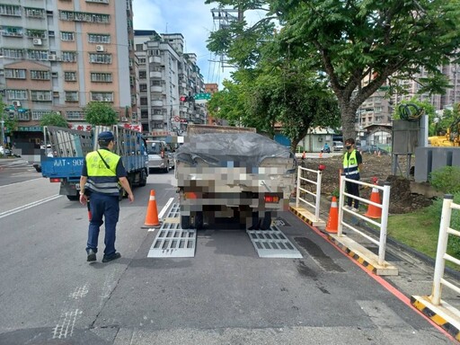 運用活動地磅攔查大型車 中和警攔查超載祭利器