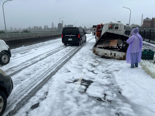 〈更新〉新北市下雪? 華江橋事故大量泡沫奇觀