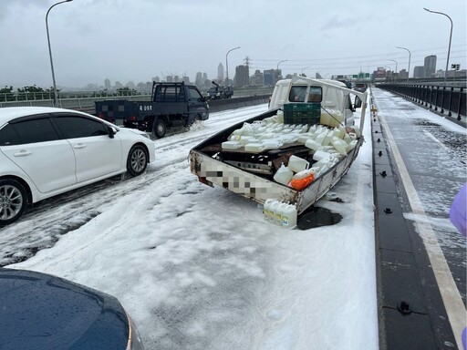 〈更新〉新北市下雪? 華江橋事故大量泡沫奇觀