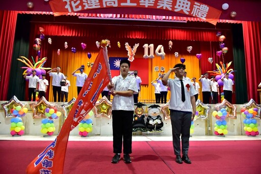 AI校長獻祝福 學子秀AI才華 花工畢業典禮創意無限