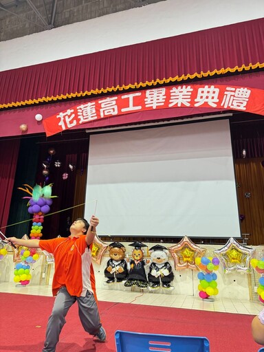 AI校長獻祝福 學子秀AI才華 花工畢業典禮創意無限