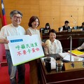 中市議員送「大巨蛋」祝福 黃馨慧籲民進黨別再「卡蛋」