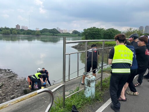 家庭不睦落水漂浮 警消不顧泥濘救援近百歲嫗