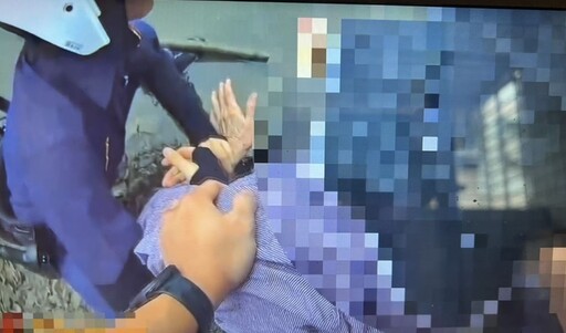 家庭不睦落水漂浮 警消不顧泥濘救援近百歲嫗