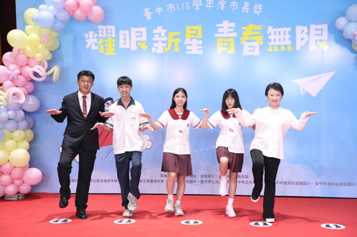 盧秀燕「超俏皮Pose」被公主抱 中市表揚8043位市長獎學生