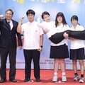 盧秀燕「超俏皮Pose」被公主抱 中市表揚8043位市長獎學生
