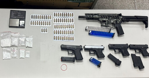陳姓毒品通緝犯擁槍自重 警方逮獲查扣五把長短槍