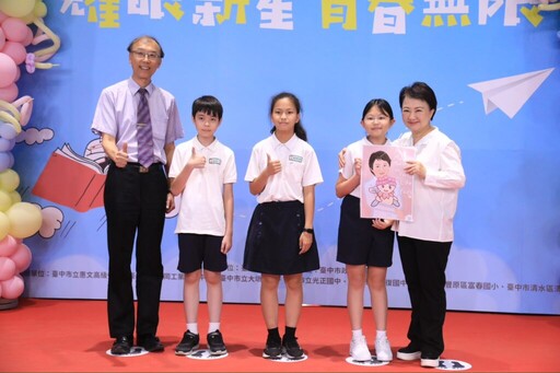 中市今表揚逾2千名國中小市長獎得主 盧秀燕俏皮配合擺拍