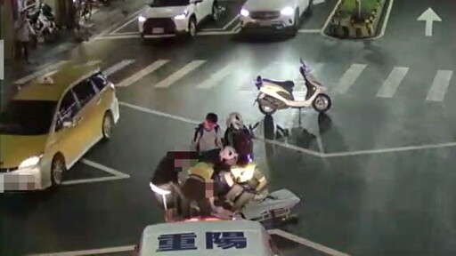 近9旬婦過路突雙腳無力倒臥 三重下班警即時救援