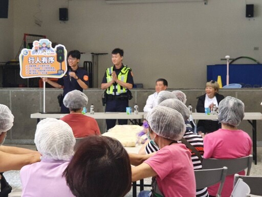 暖暖里民活動中心舉辦包餃子活動 警共襄盛舉宣導反詐騙及行人友善