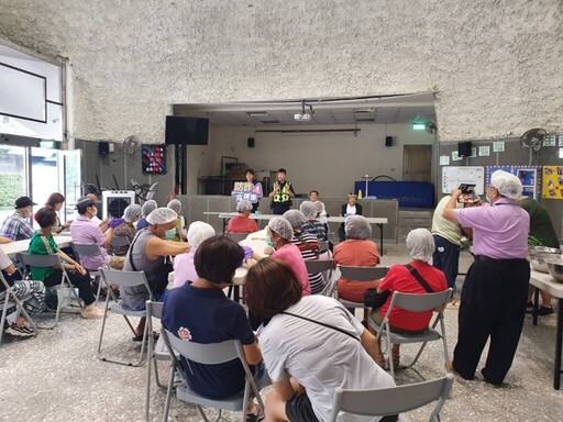 暖暖里民活動中心舉辦包餃子活動 警共襄盛舉宣導反詐騙及行人友善