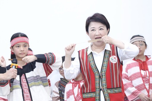 博屋瑪國小體驗吹奏口簧琴 盧秀燕兌現訪視「和平區9校」承諾