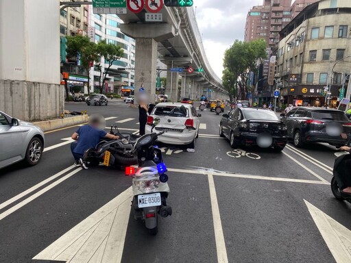 重機男一家4貼 追撞自小客全掛彩