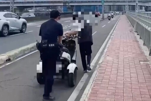 身障機車橋上熄火 萬華警力推助排除