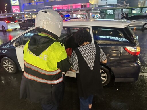 婦人走失徘徊街上 暖警見狀主動關懷助團聚