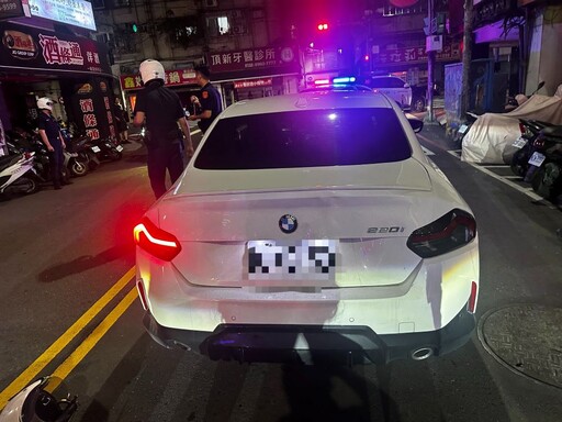 違規拒檢撞警逃逸 女駕駛遭圍捕送辦