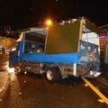 水果批發商駕車欲補貨 疑視線不佳自撞分隔島