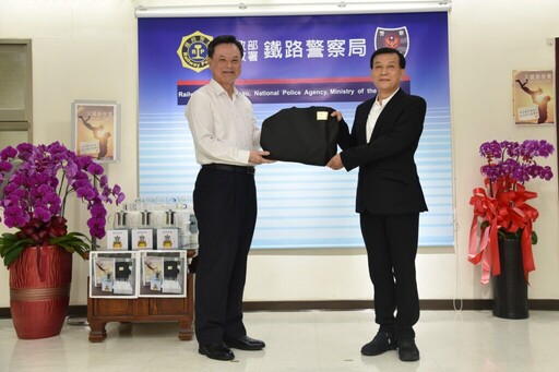 鐵路警察局父親節前夕獻熱情 致贈泡茶壺禮盒感謝警察父親辛勞奉獻