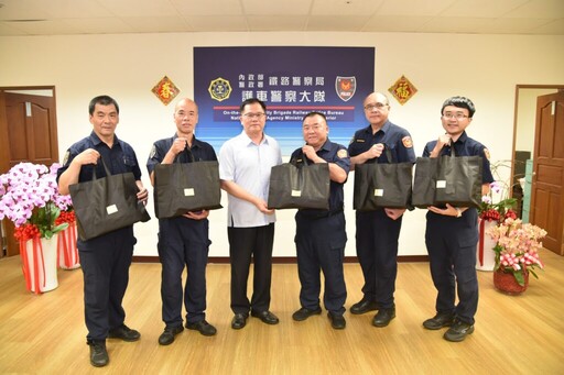 鐵路警察局父親節前夕獻熱情 致贈泡茶壺禮盒感謝警察父親辛勞奉獻