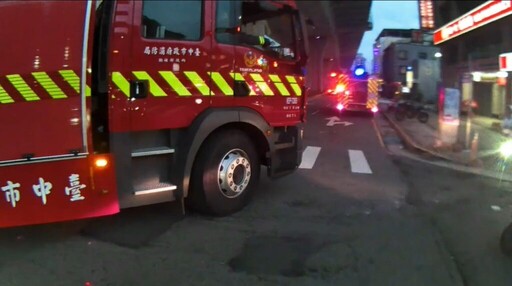 引擎室突然冒出濃煙 警員鎖皓恆全力救助