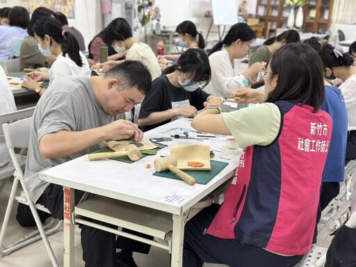 竹市社工師公會、手作協會攜手舖路 傳授皮製手作力挺二度就業者重返職場