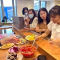 移民署引領新住民體驗越式文化 製作果茶、繪畫創作增進親子互動