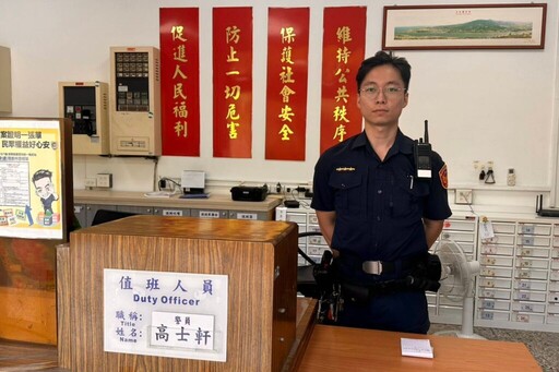 老翁命懸屋簷外牆險墜 淡水警消合力拉回脫險