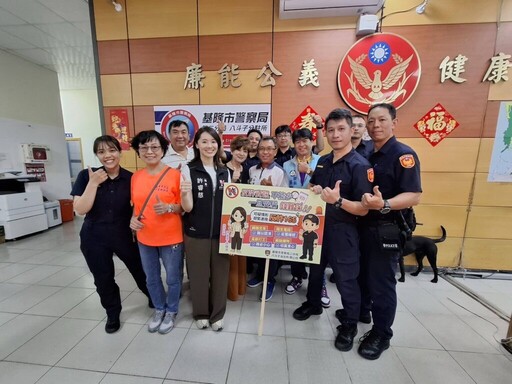 中元普渡不忘防詐 議員贈手舉牌助力宣導