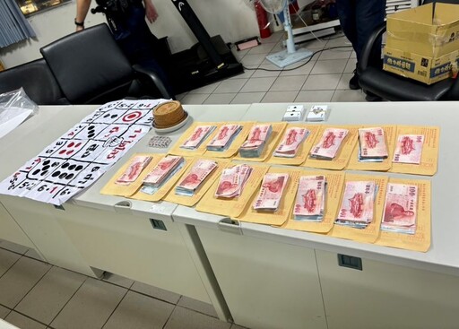 公然球場旁聚賭 海山警逮14移工扣28萬元賭資