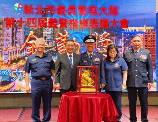 新北頒義警楷模金勤獎 侯：感謝為治安努力無私奉獻