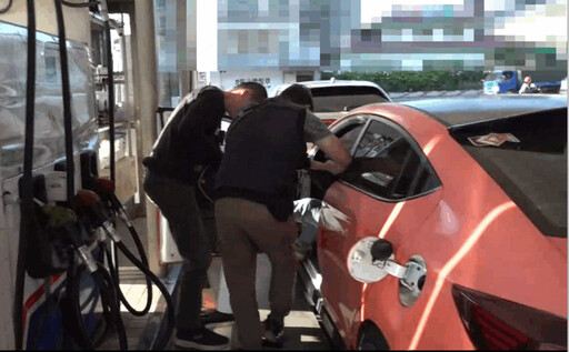 毒販開跑車進行毒品交易 偵四隊於其加油將他緝獲