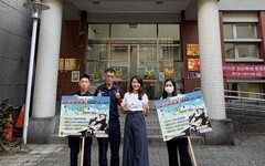 許睿慈議員致贈交通安全宣導舉牌 與基二警攜手守護行人安全