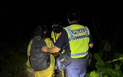 瑞芳警消防協力山區搜救 婦人迷途公墓幸獲平安尋獲
