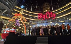 新竹遠東巨城聖誕樹點燈 「台灣之光」搖籃閃亮發光