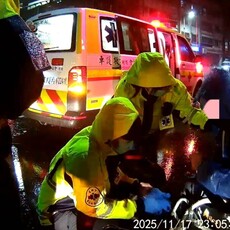 雨夜輪椅翁遇車禍 暖警協助聯繫家屬後送醫