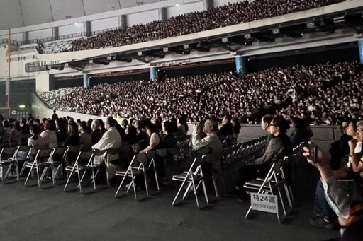 刑事局首創新作法 在臺北大巨蛋舉行之 民歌大團圓 演唱會 巨幅銀幕及143面電視牆同步向銀髮族強力放送反詐騙宣導